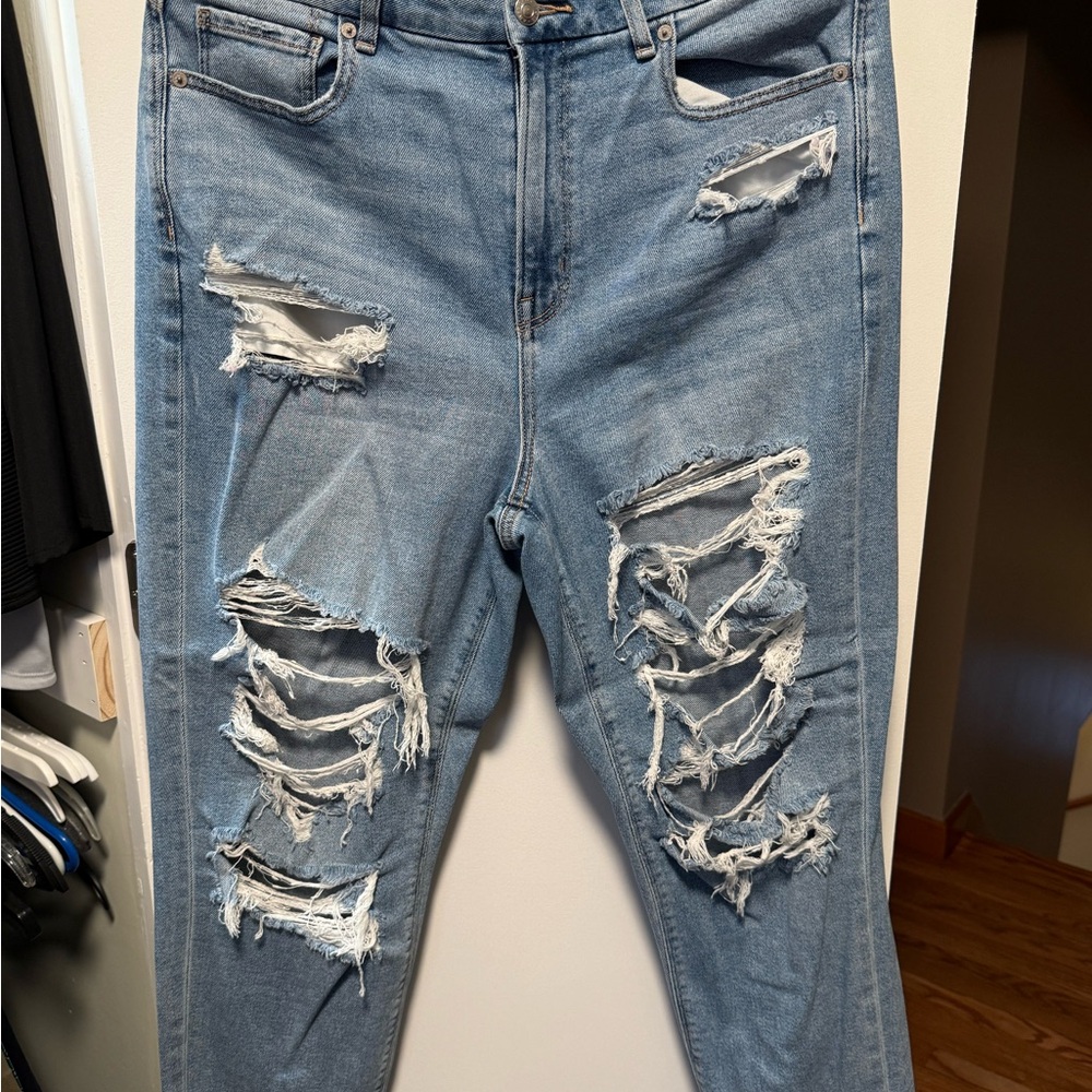 American Eagle Curvy Mom Jean in Light Blue Denim